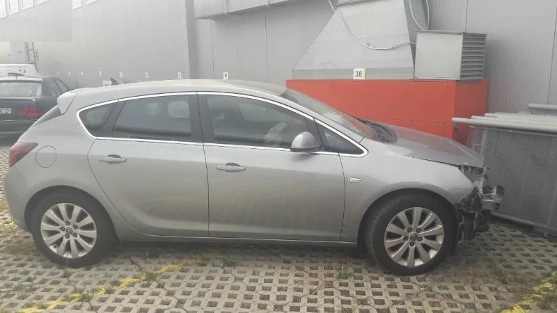 Opel Astra J, 1.6i Turbo, Автоматик, 180 кс. , снимка 2 - Автомобили и джипове - 26477599