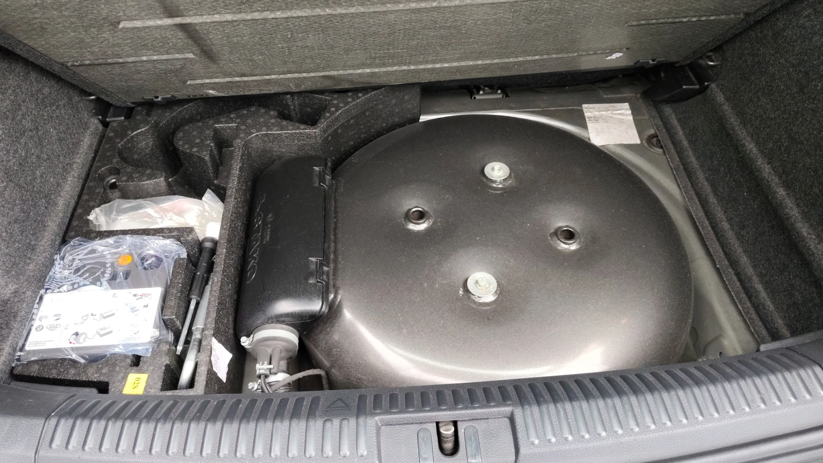 VW Polo 1.4 / Фабрична газ, снимка 15 - Автомобили и джипове - 54645324