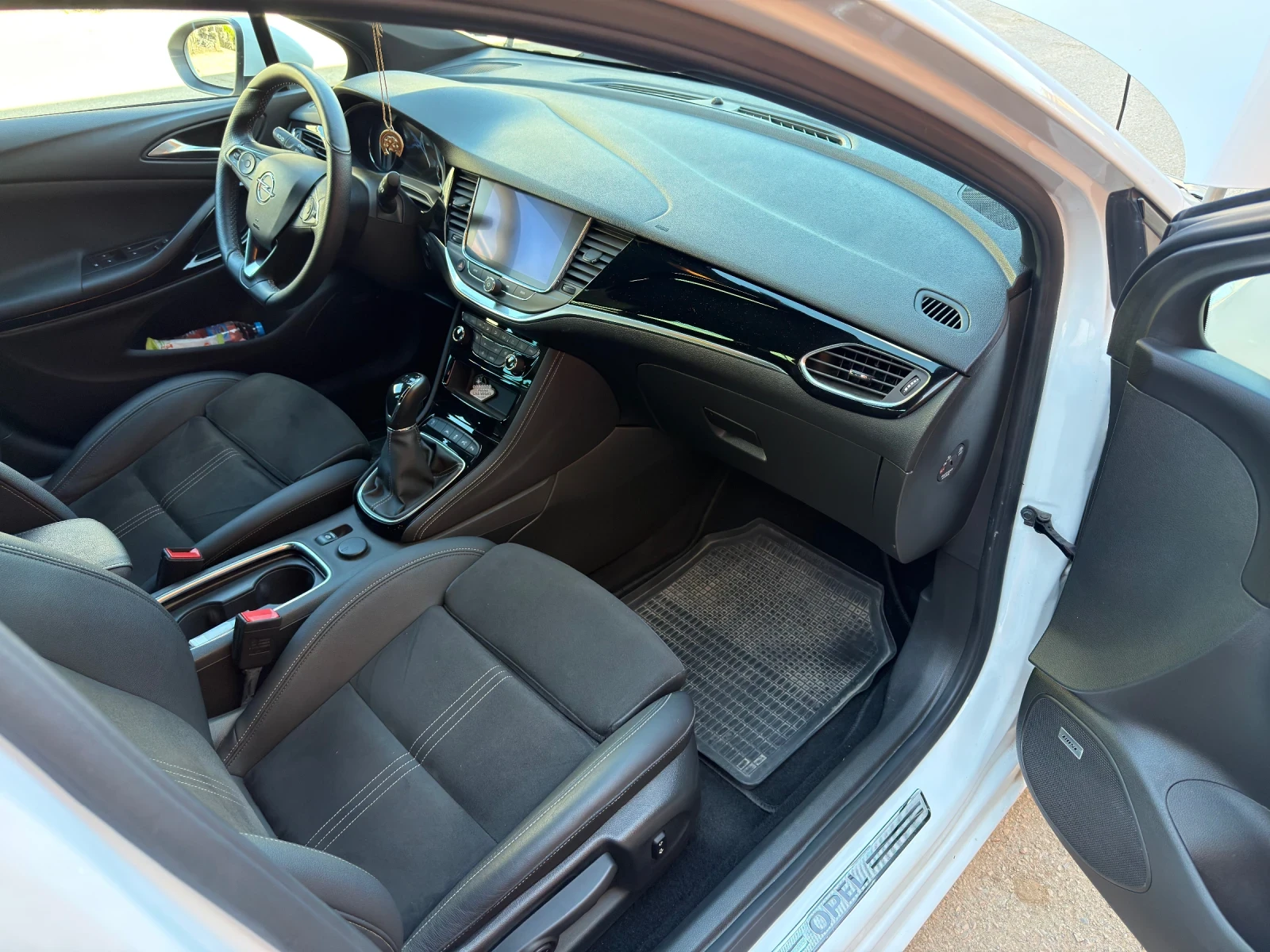 Opel Astra 1.2i- 145 Ultimate Keyless , снимка 8 - Автомобили и джипове - 55236094