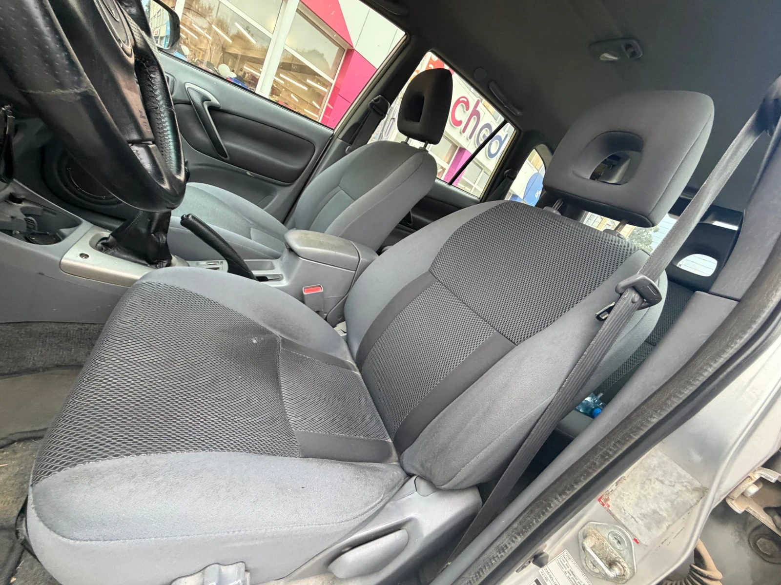 Toyota Rav4 2.0d4d* 116кс* Теглич, снимка 8 - Автомобили и джипове - 56260677