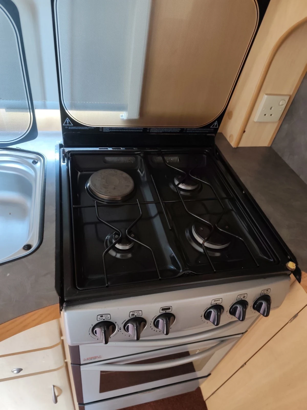 Каравана Coachmen STERLING EUROPA 490, снимка 7 - Каравани и кемпери - 54428438