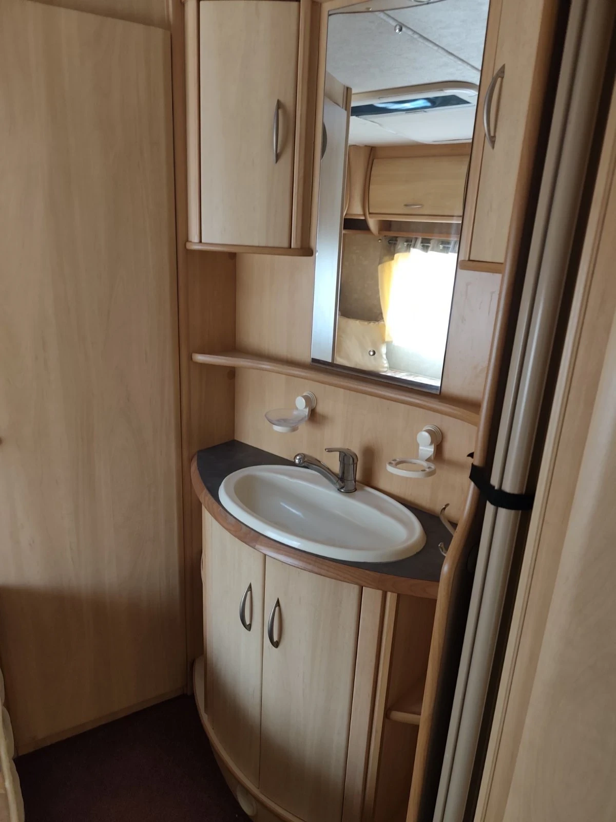 Каравана Coachmen STERLING EUROPA 490, снимка 17 - Каравани и кемпери - 54428438