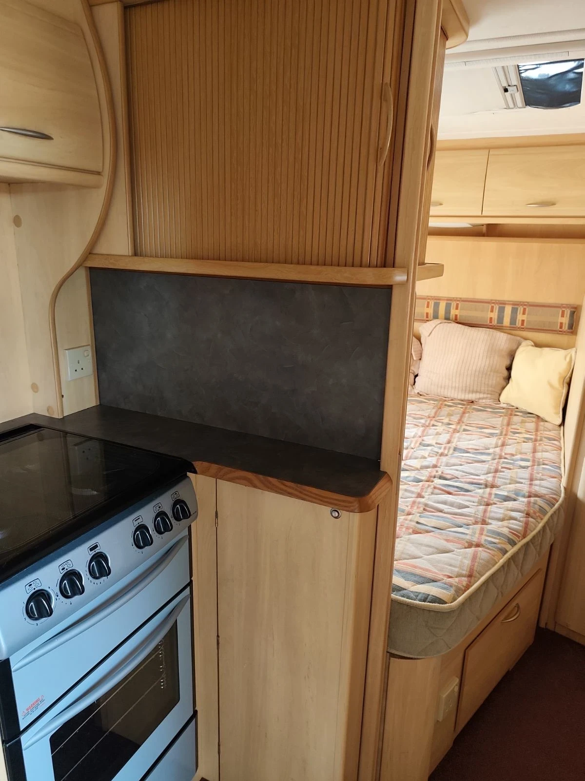 Каравана Coachmen STERLING EUROPA 490, снимка 10 - Каравани и кемпери - 54428438