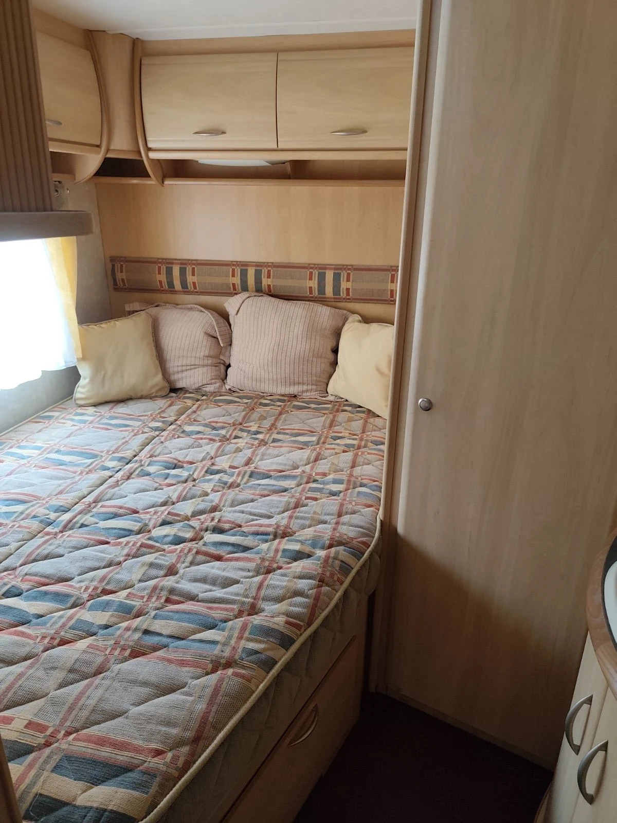 Каравана Coachmen STERLING EUROPA 490, снимка 6 - Каравани и кемпери - 54428438