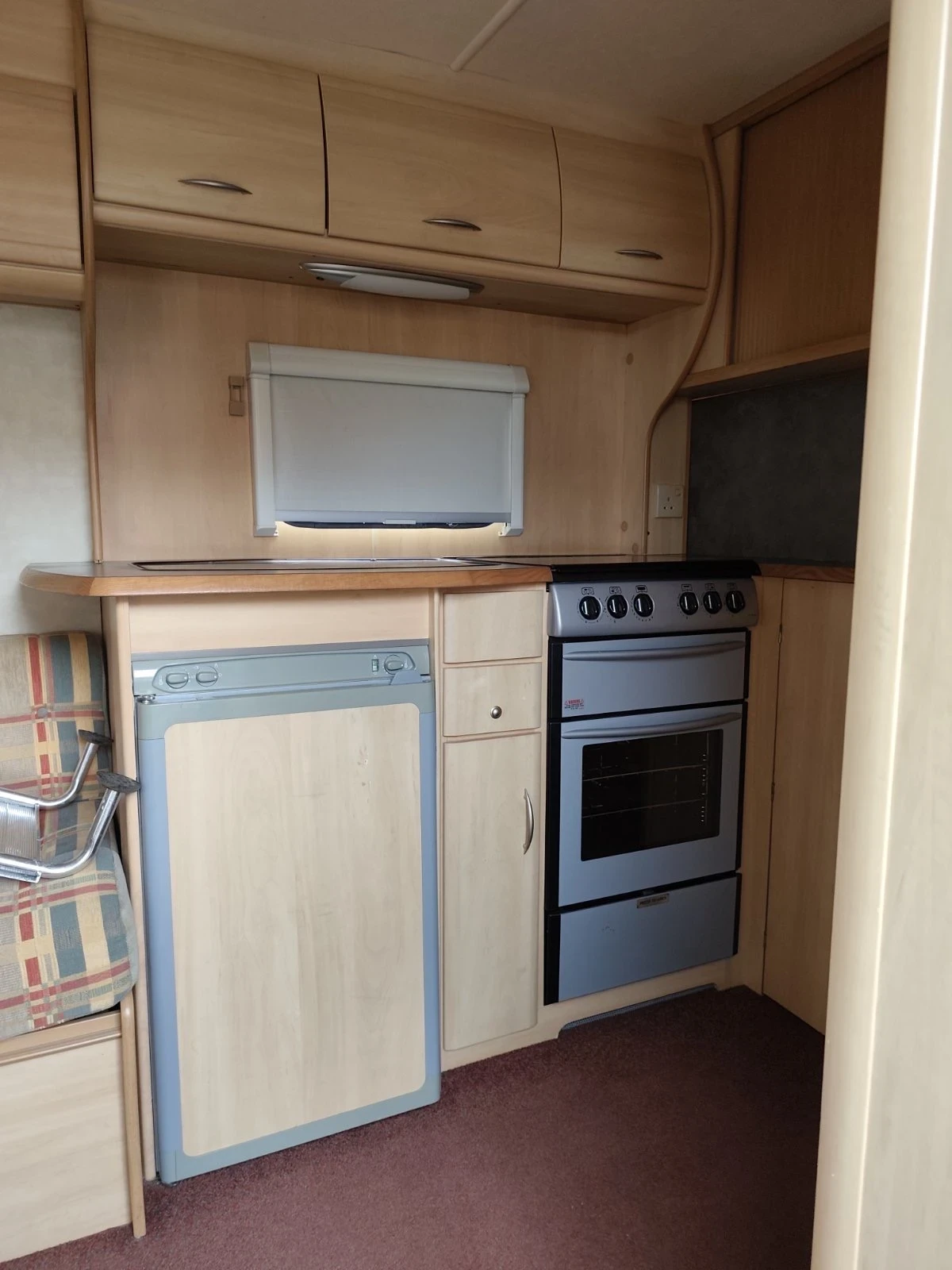 Каравана Coachmen STERLING EUROPA 490, снимка 5 - Каравани и кемпери - 54428438