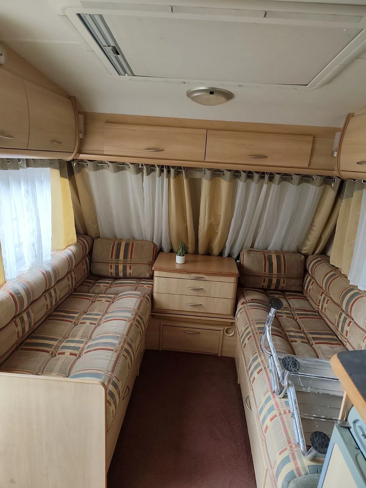 Каравана Coachmen STERLING EUROPA 490, снимка 9 - Каравани и кемпери - 54428438