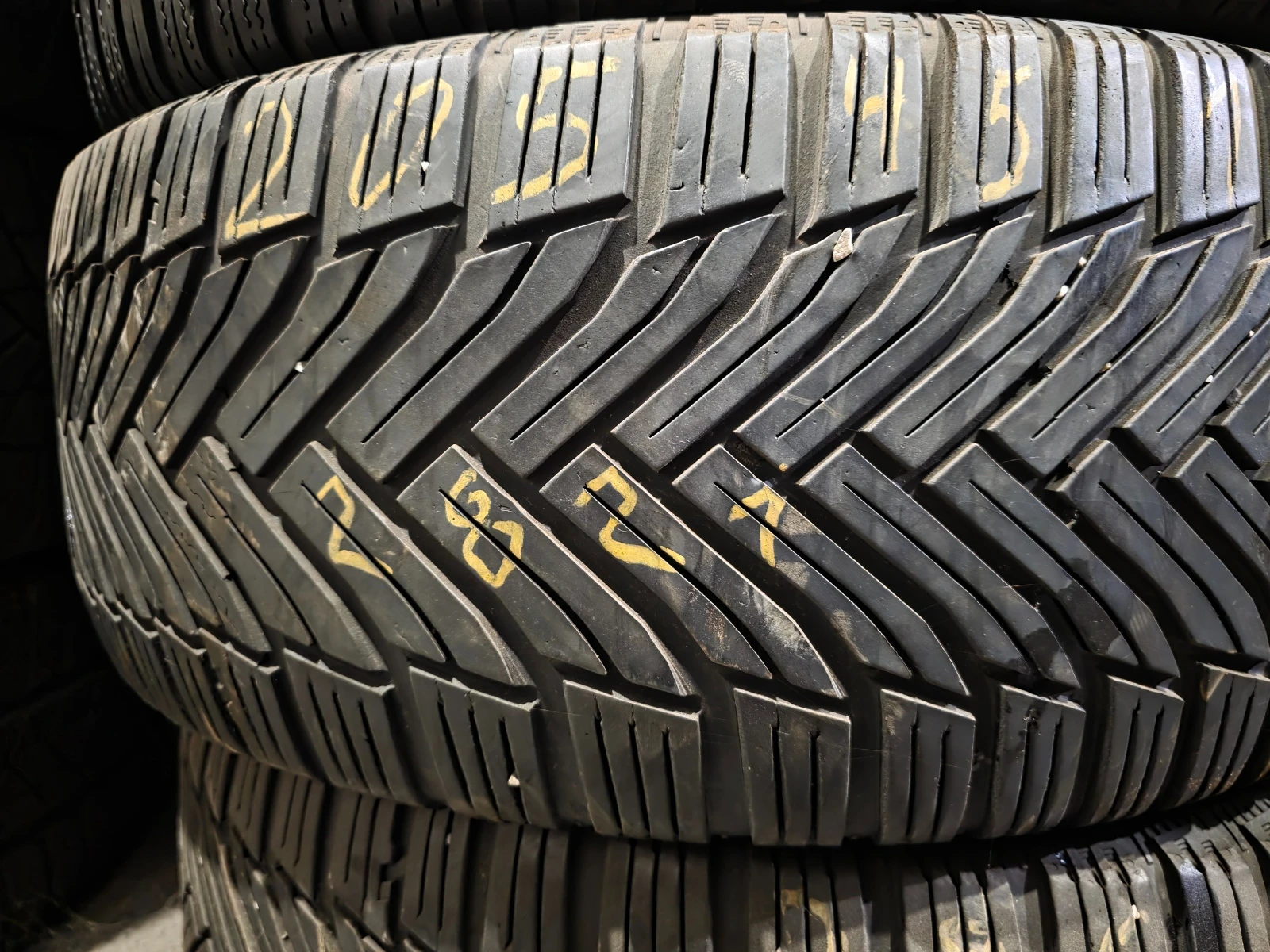 Гуми Зимни 205/45R17, снимка 3 - Гуми и джанти - 53984846