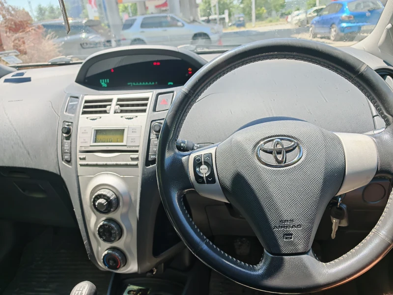 Toyota Yaris, снимка 15 - Автомобили и джипове - 52475840