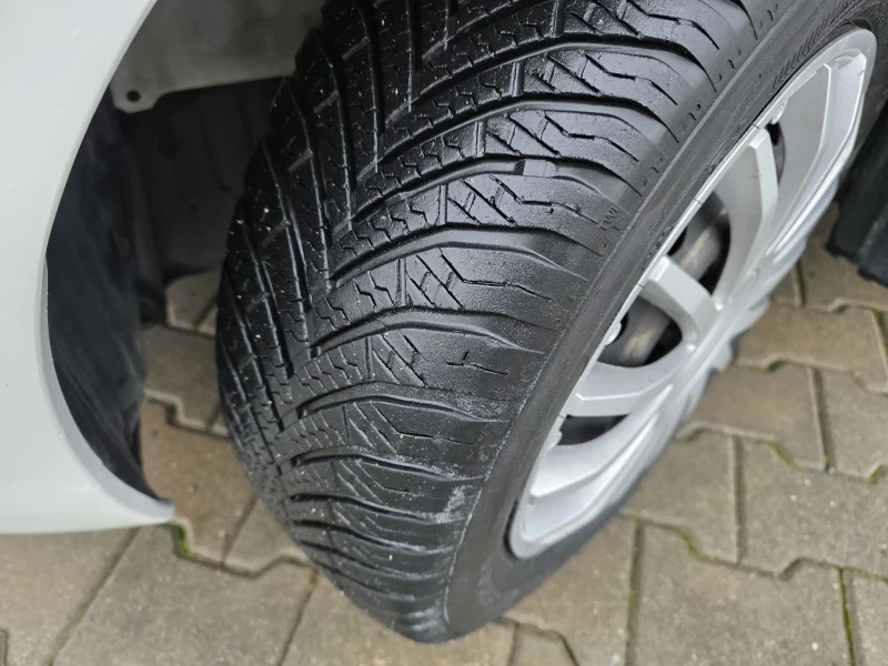 Toyota Yaris 1.4D4D автоматик, снимка 14 - Автомобили и джипове - 53368168