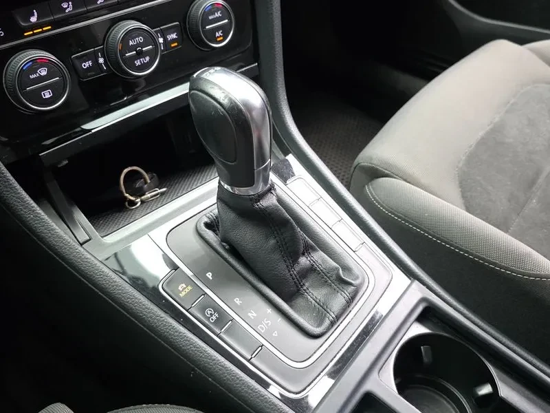 VW Golf 2.0 Tdi, снимка 9 - Автомобили и джипове - 55748631