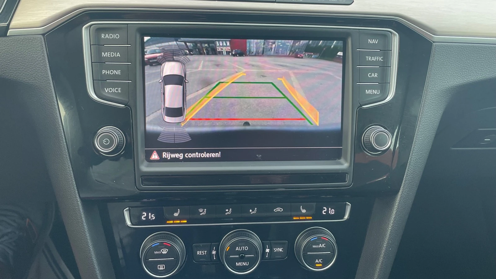 VW Passat 2.0-HIGHLINE- КАМЕРА | Mobile.bg — изображение 16