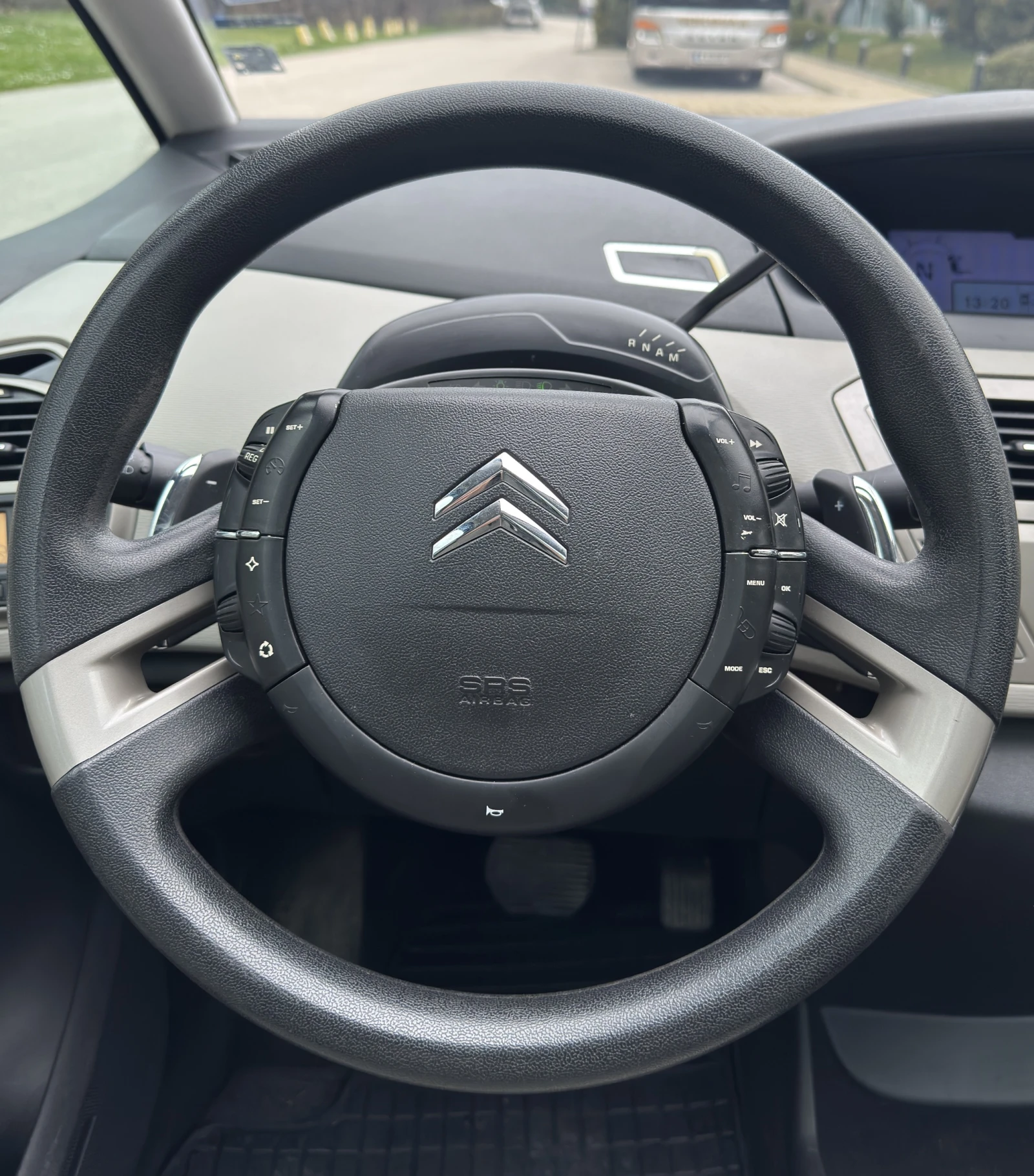 Citroen Grand C4 Picasso 1.6 HDi * Автомат * 7-местен * Панорама * Лизинг, снимка 11 - Автомобили и джипове - 53946082