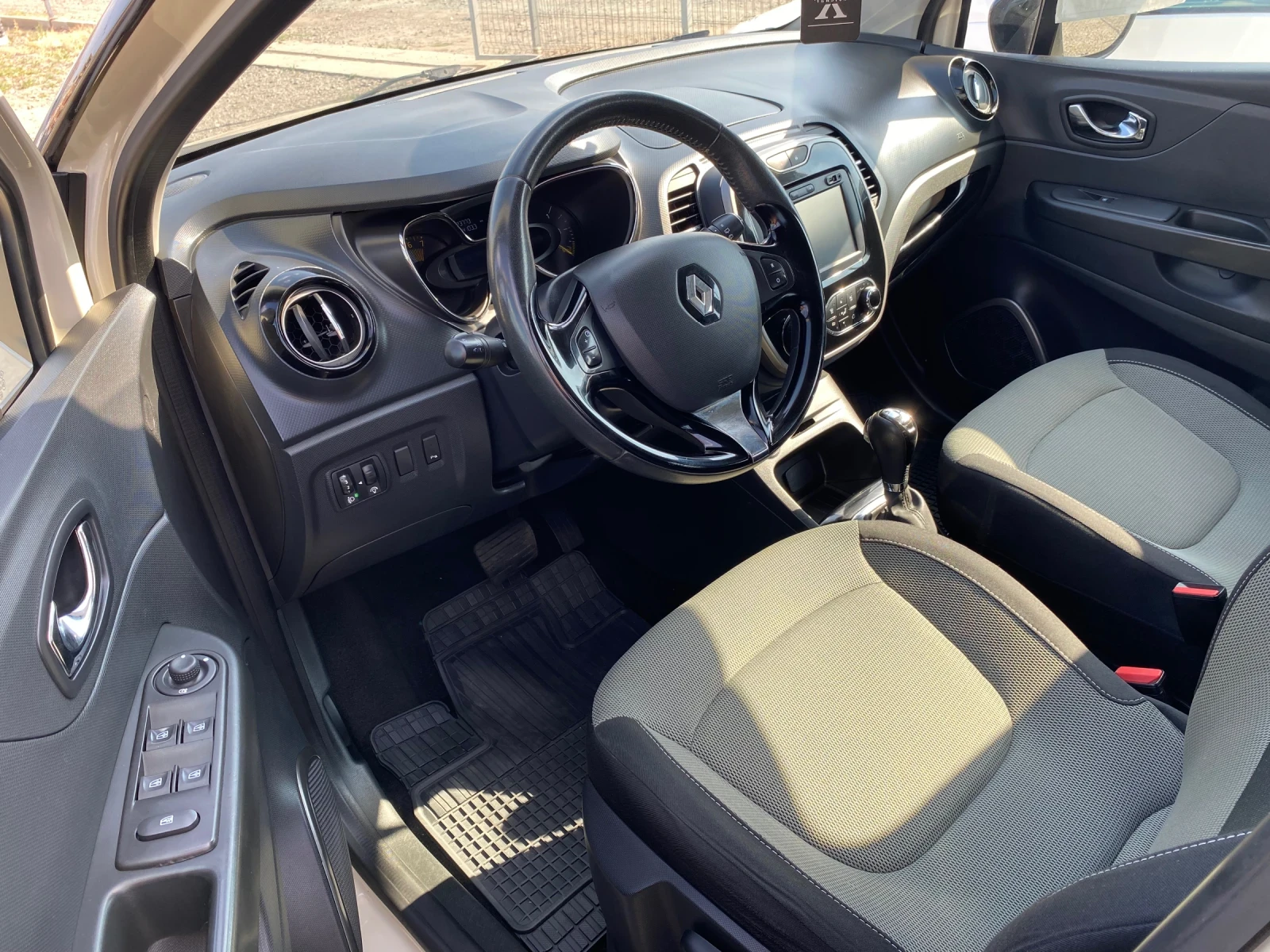 Renault Captur 1.2 Tce, CH, снимка 8 - Автомобили и джипове - 55380720