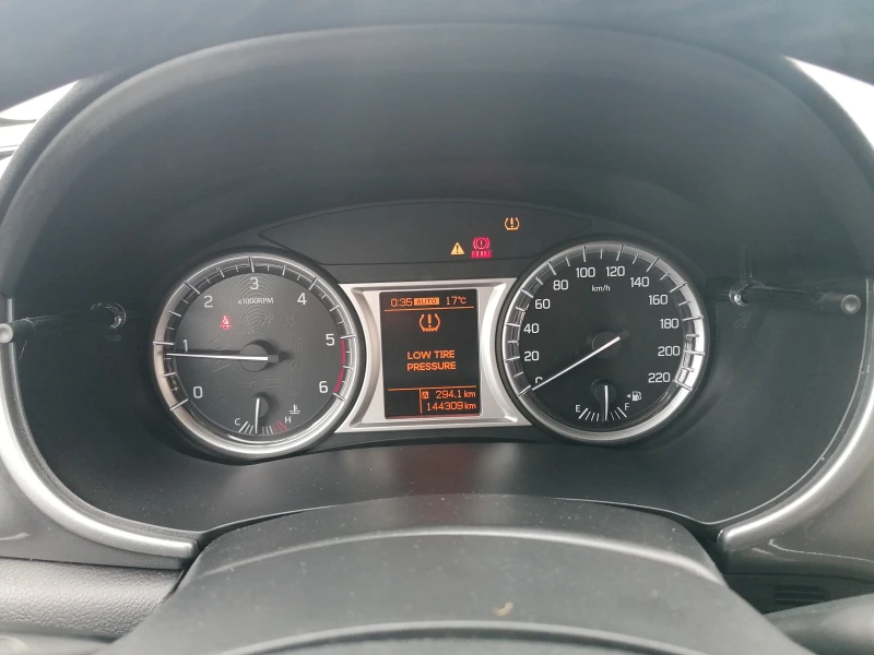 Suzuki Vitara 1.6 D 4X4 , снимка 8 - Автомобили и джипове - 51353115