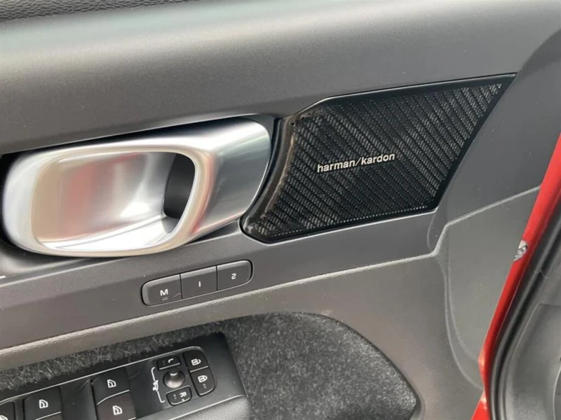 Volvo XC40 * АВТО КРЕДИТ* ЦЕНА ДО БГ * Сервизна история * , снимка 10 - Автомобили и джипове - 53014293