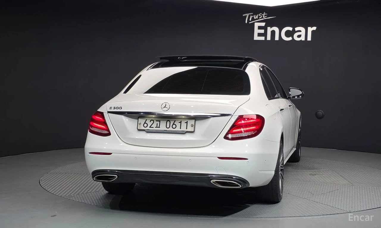 Mercedes-Benz E 300 AMG* LINE* BURMESTER* ОБДУХВАНЕ* ДИГИТАЛНО* ТАБЛО*, снимка 4 - Автомобили и джипове - 55193307