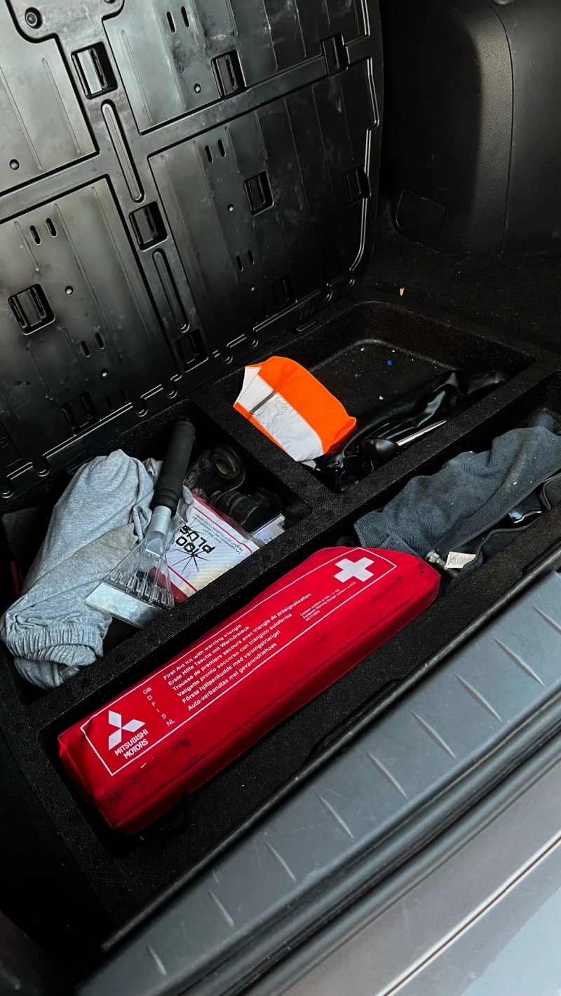 Mitsubishi Outlander 2.0, снимка 8 - Автомобили и джипове - 53489153