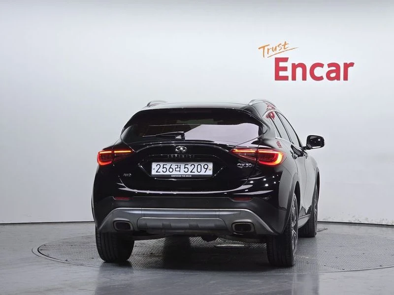 Infiniti QX30 2.0 Essential AWD| 208к.с.| ВКЛ.ТЕХНОТЕСТ, снимка 4 - Автомобили и джипове - 55563333