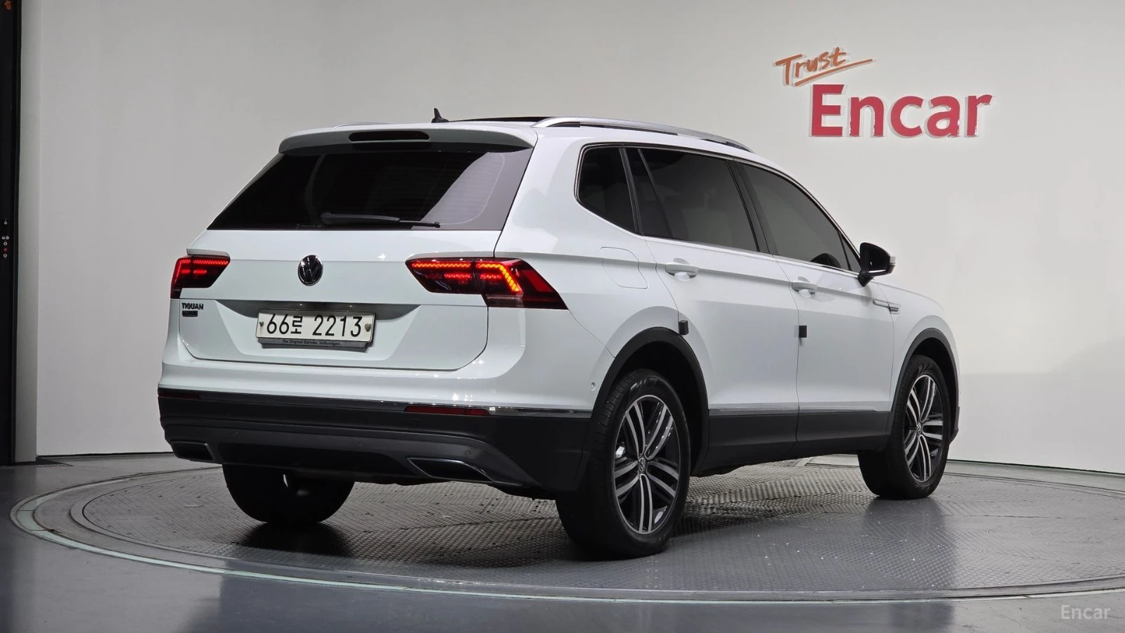 VW Tiguan Allspace* 2.0TDI* ПОДГРЕВ* ПАНОРАМА* 360* HEAD-UP*, снимка 2 - Автомобили и джипове - 55586130