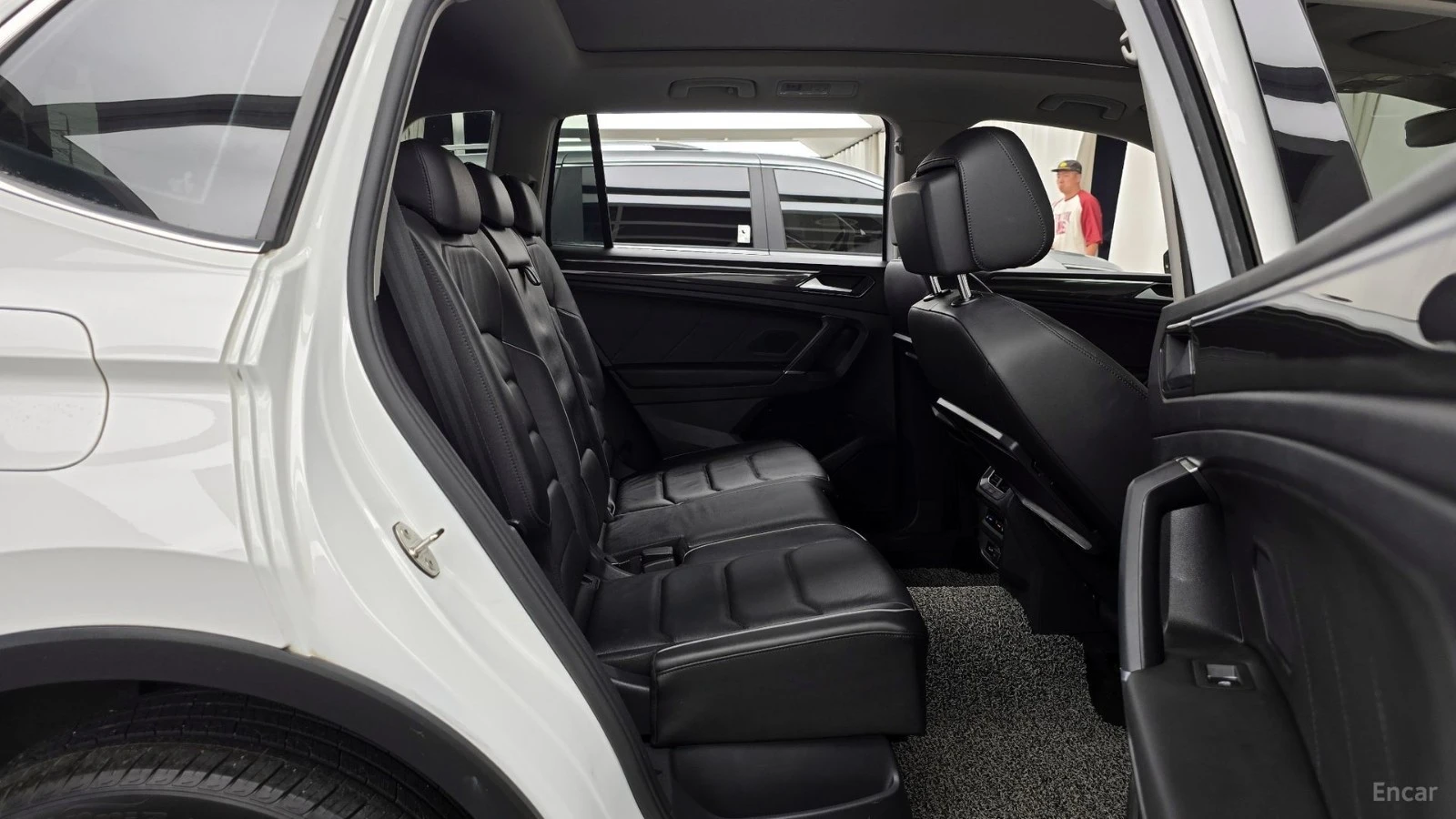 VW Tiguan Allspace* 2.0TDI* ПОДГРЕВ* ПАНОРАМА* 360* HEAD-UP*, снимка 10 - Автомобили и джипове - 55586130