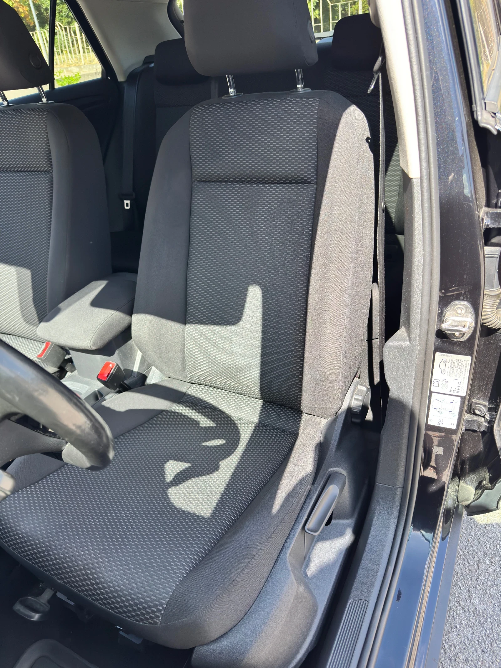 VW T-Roc 1.6TDI, снимка 12 - Автомобили и джипове - 56180996