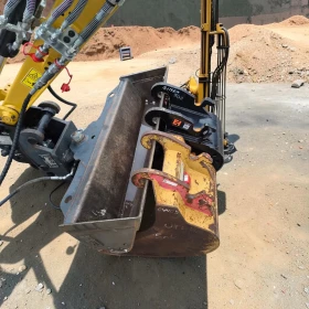 Багер Cat 302 CR, снимка 8