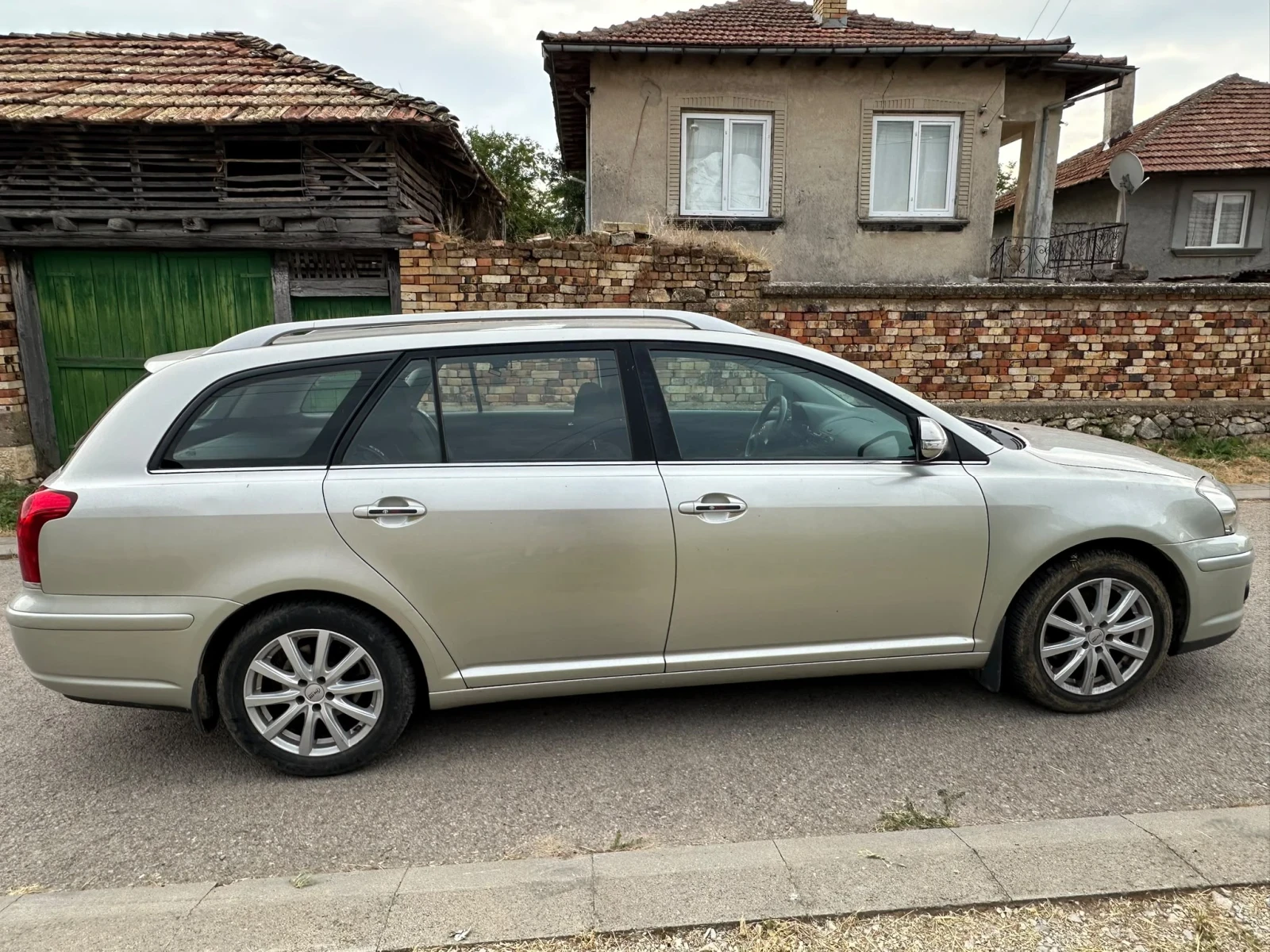 Toyota Avensis 2.0 D-4D Facelift, снимка 2 - Автомобили и джипове - 55469772