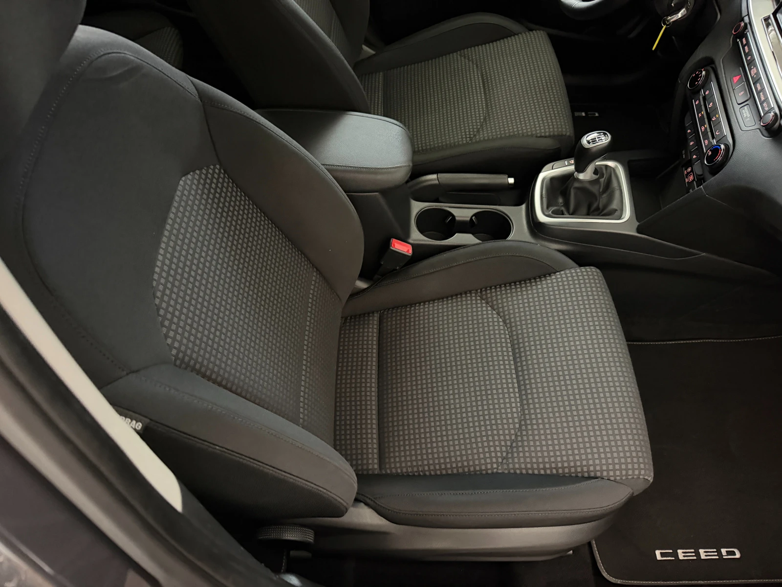 Kia Ceed 1.4i* 99к.с.* С ПЪЛНА СЕРВИЗНА ИСТОРИЯ, снимка 14 - Автомобили и джипове - 55332099