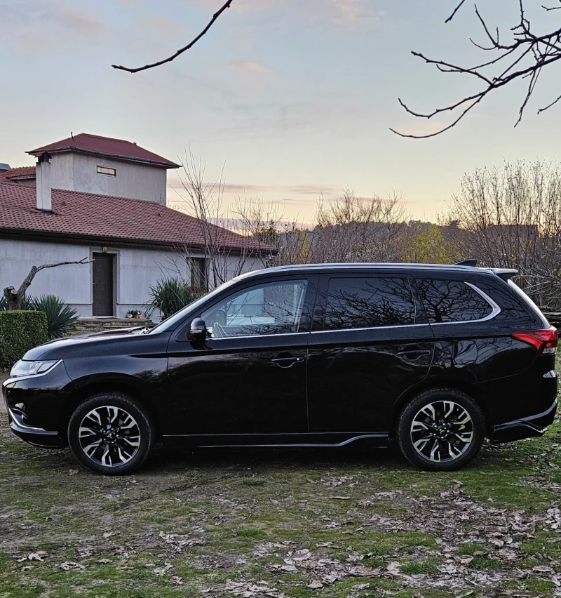Mitsubishi Outlander Plug-in Hybrid 4x4 Full Extri , снимка 3 - Автомобили и джипове - 52769713