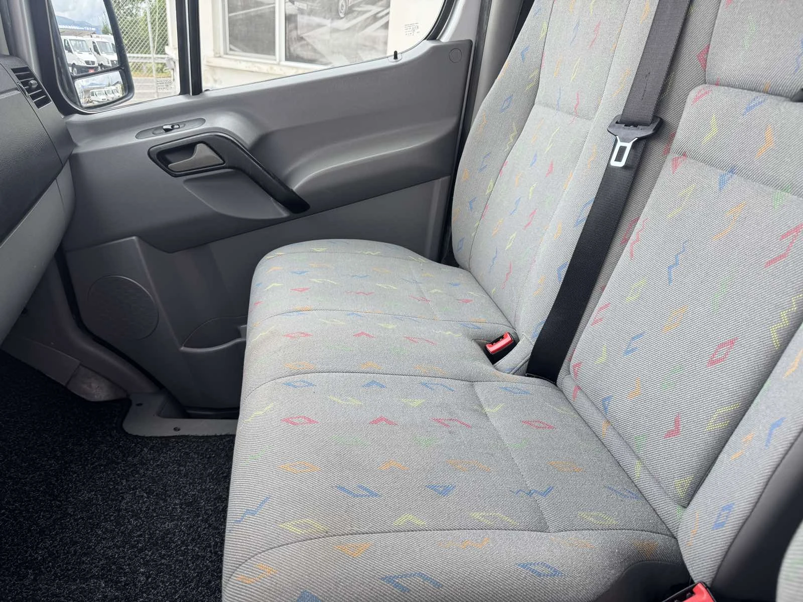 VW Crafter 2.5tTDI, KLIMA, ПЪЛНА СЕРВИЗНА ИСТОРИЯ!!!, снимка 9 - Бусове и автобуси - 54870316