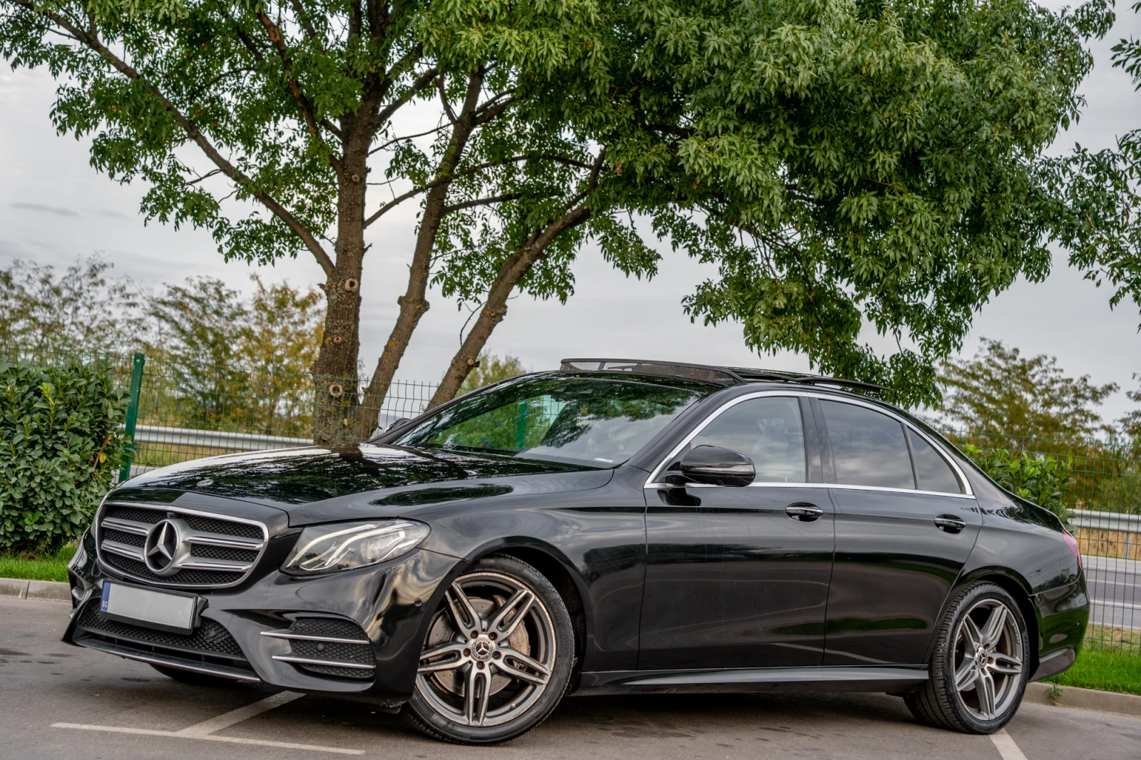 Mercedes-Benz E 220 AMG LINE/DIGITAL/PANO/BURMESTER/360/, снимка 1