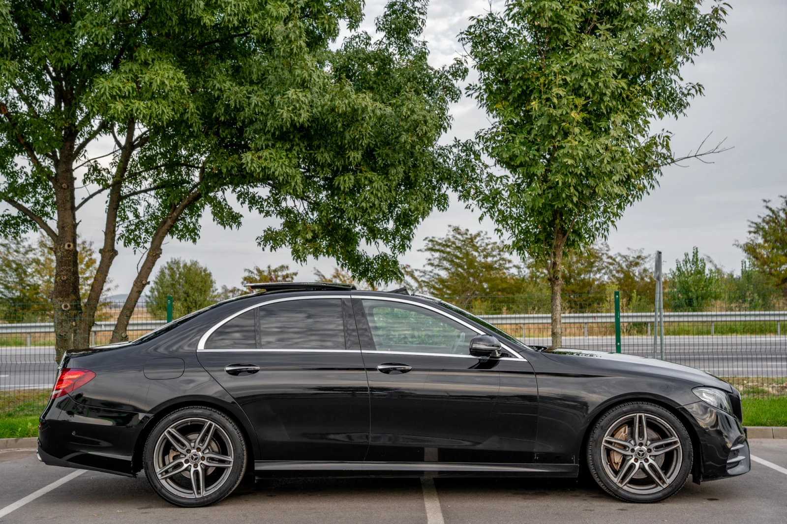 Mercedes-Benz E 220 AMG LINE/DIGITAL/PANO/BURMESTER/360/ - изображение 2