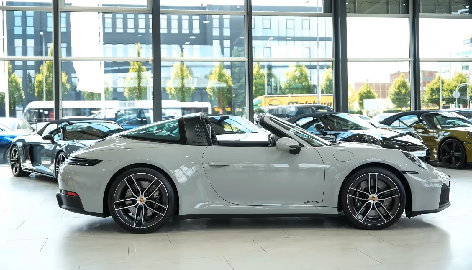 Porsche 911 TARGA 4 GTS* MATRIX* LIFT* SPORT-CHRONO* BOSE* DIS, снимка 4 - Автомобили и джипове - 55661509