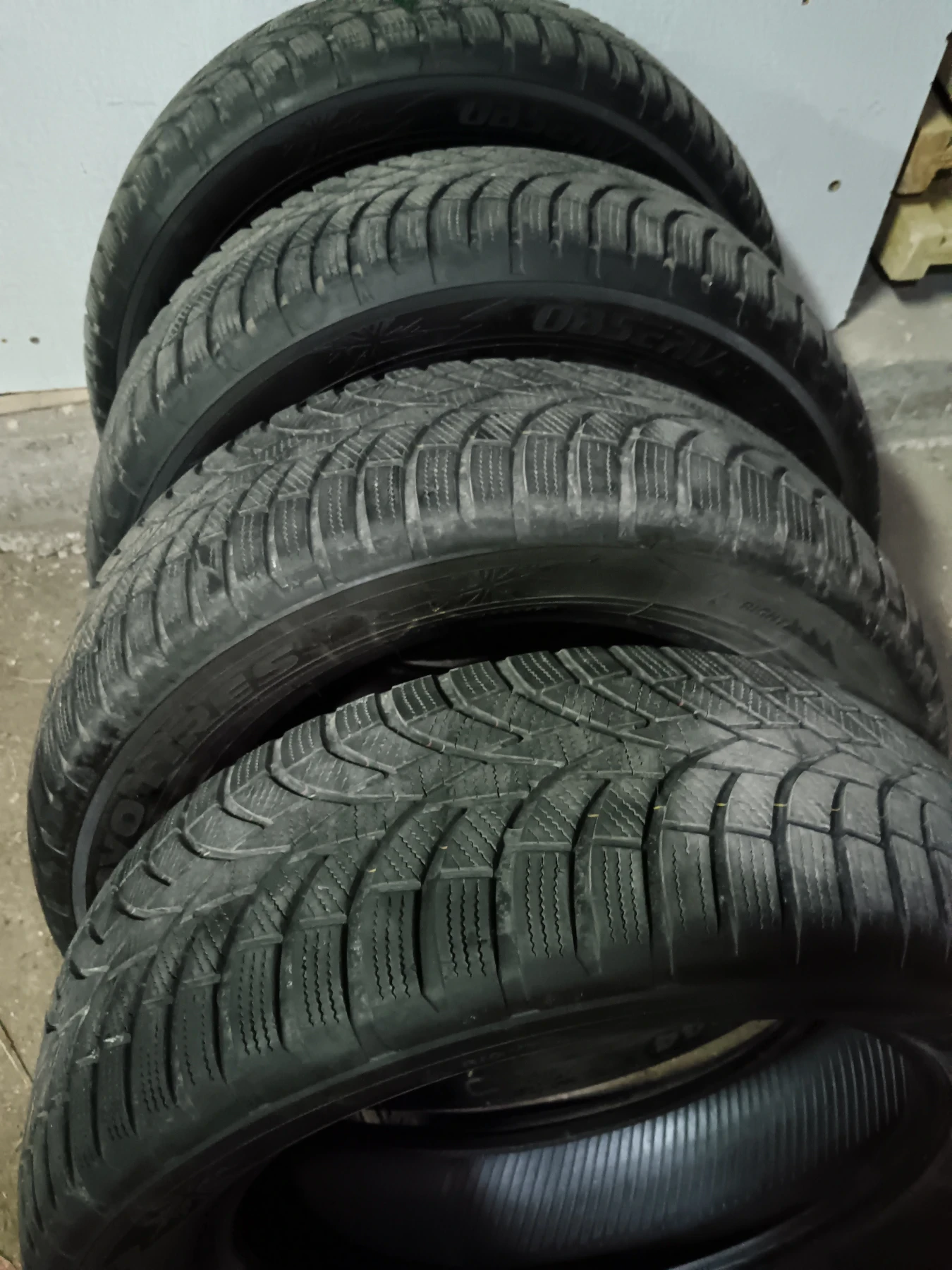 Гуми Зимни 225/60R18, снимка 2 - Гуми и джанти - 56741911