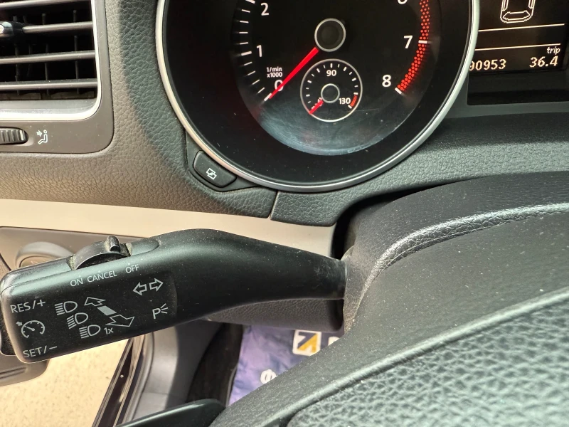 VW Golf R-Line/Автоматик/Кожа/Подгрев/F1/Шибедах/Темпомат, снимка 14 - Автомобили и джипове - 51843233