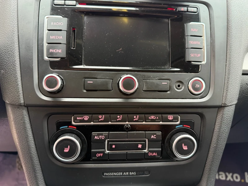 VW Golf R-Line/Автоматик/Кожа/Подгрев/F1/Шибедах/Темпомат, снимка 15 - Автомобили и джипове - 51843233