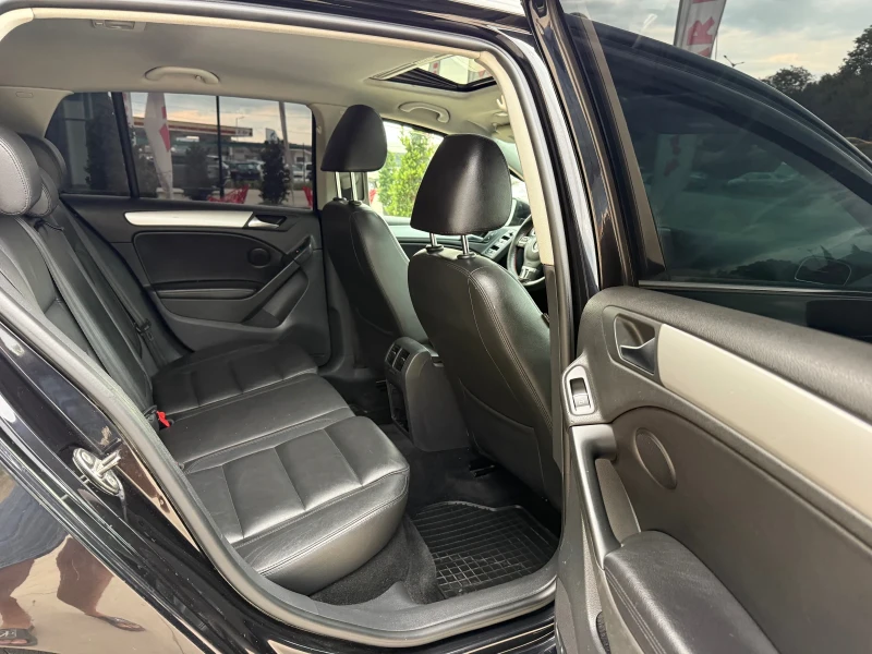 VW Golf R-Line/Автоматик/Кожа/Подгрев/F1/Шибедах/Темпомат, снимка 10 - Автомобили и джипове - 51843233