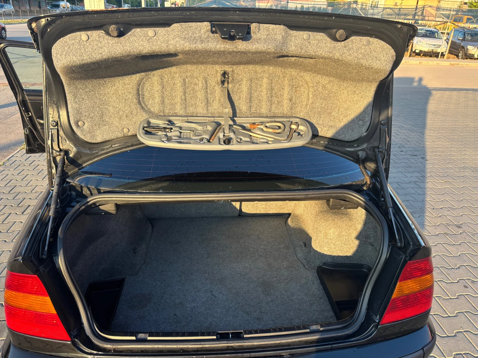 BMW 330 D на задно - изображение 9