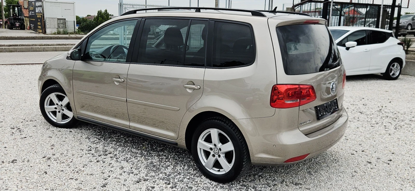 VW Touran Топ Състояние, снимка 4 - Автомобили и джипове - 54976050