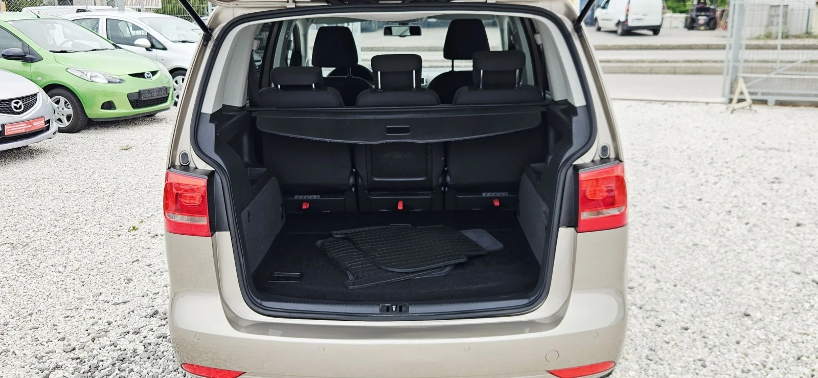 VW Touran Топ Състояние, снимка 2 - Автомобили и джипове - 54976050