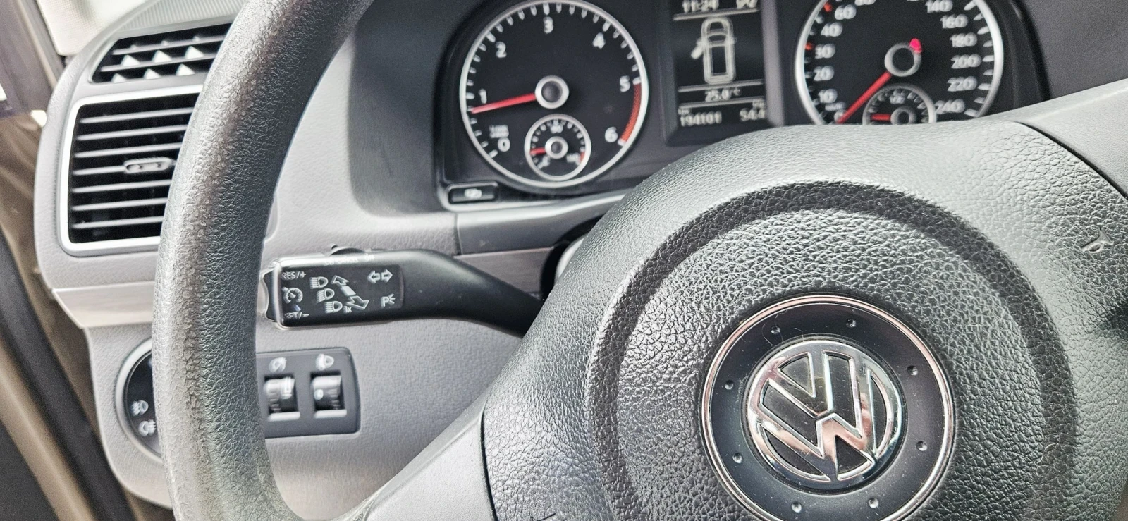 VW Touran Топ Състояние, снимка 12 - Автомобили и джипове - 54976050