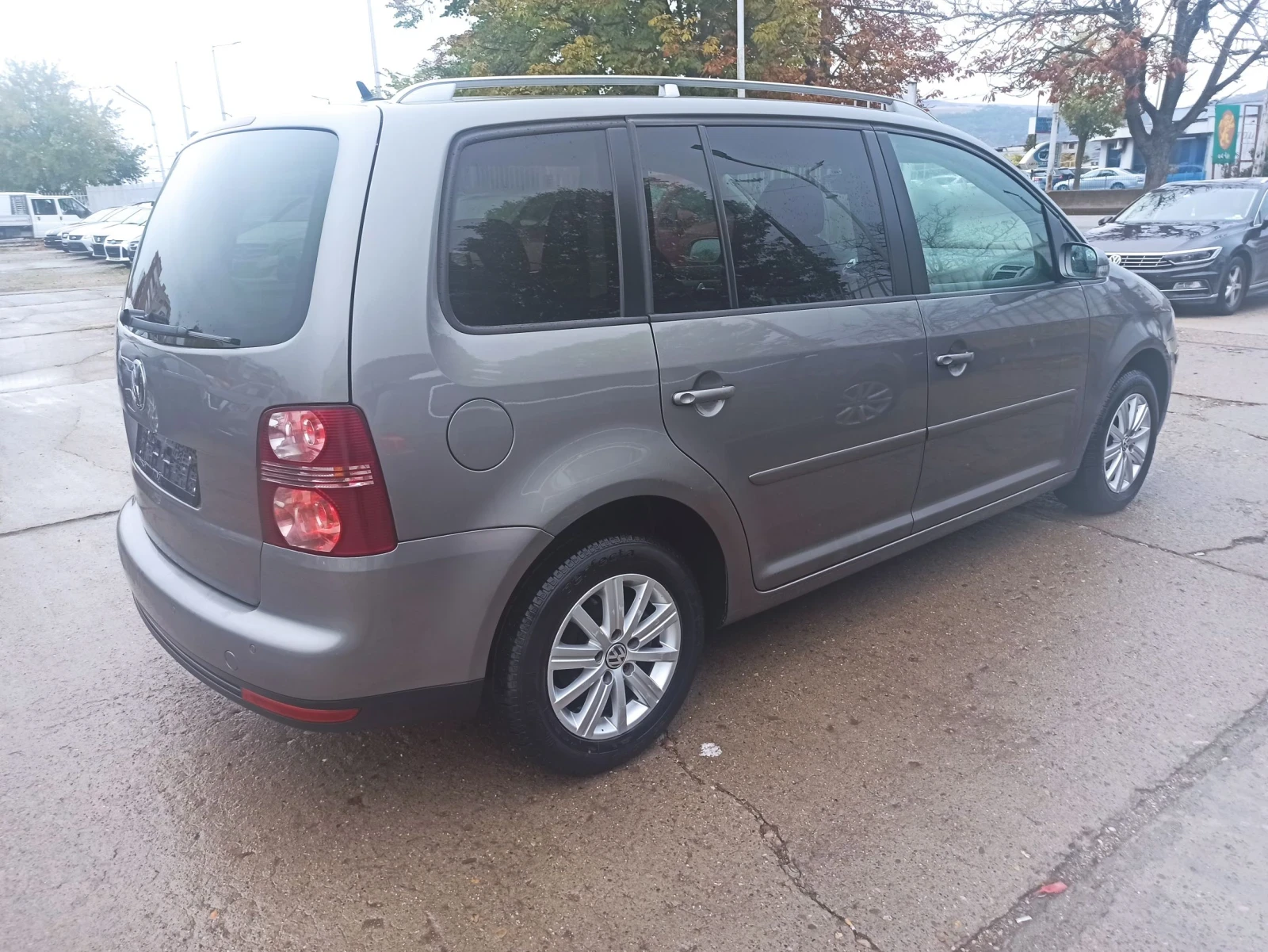 VW Touran 1.9, снимка 6 - Автомобили и джипове - 56720039