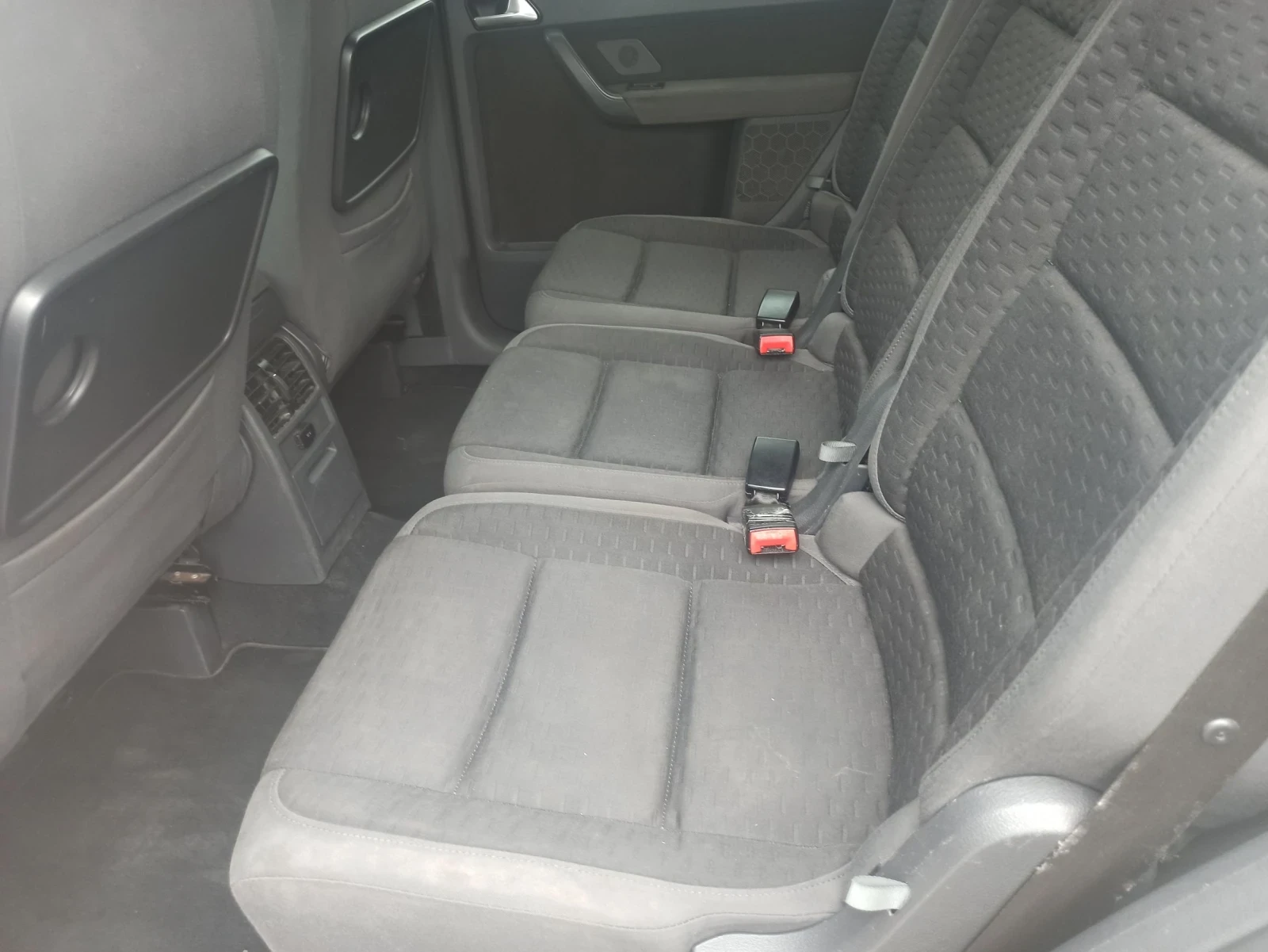 VW Touran 1.9, снимка 8 - Автомобили и джипове - 56720039