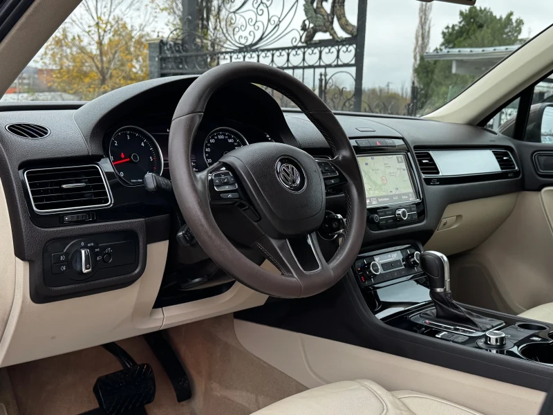 VW Touareg 3.0TDI 4Motion АВТОМАТ ИТАЛИЯ, снимка 8 - Автомобили и джипове - 52484814