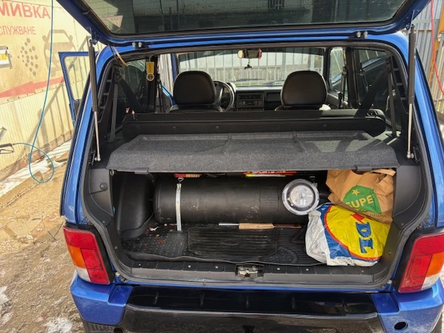 Lada Niva Urban, снимка 13 - Автомобили и джипове - 53033470