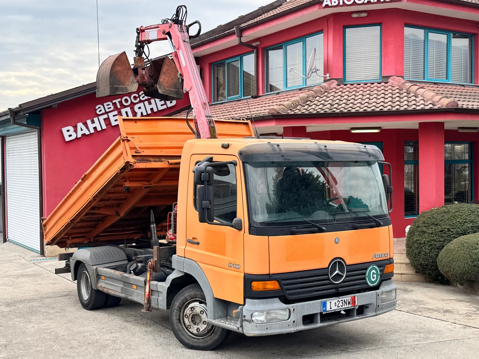 Mercedes-Benz 814 Atego 818 d* Тристранен самосвал + Кран - изображение 2