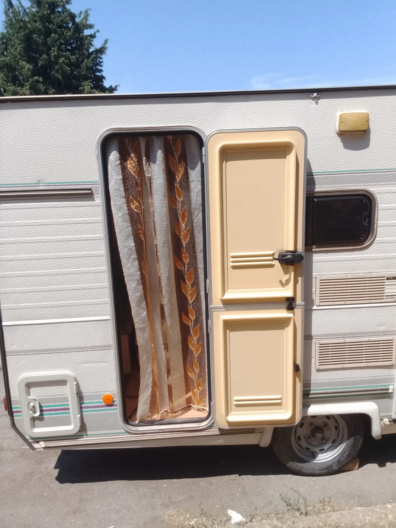 Каравана Caravelair, снимка 10 - Каравани и кемпери - 55373904