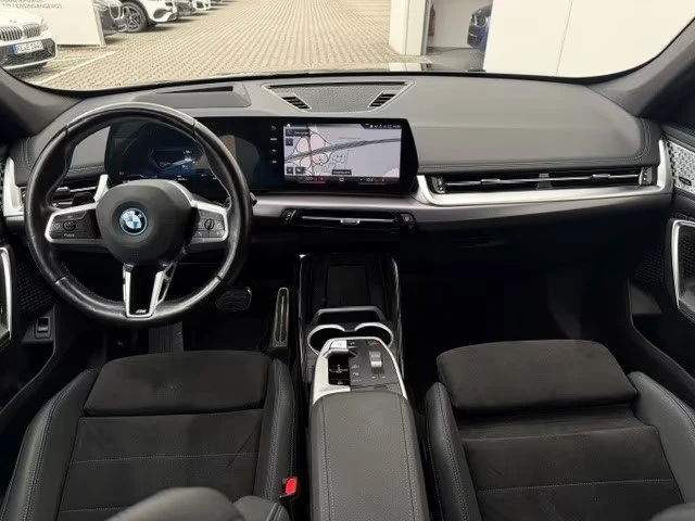 BMW iX1 xDrive30/313HP/M-SPORT/CAM/H&K/DIGI/CPLAY/321q, снимка 9 - Автомобили и джипове - 54605426