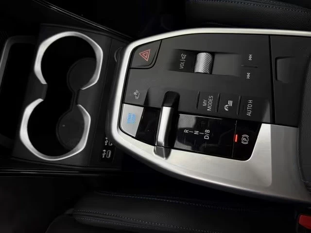 BMW iX1 xDrive30/313HP/M-SPORT/CAM/H&K/DIGI/CPLAY/321q, снимка 10 - Автомобили и джипове - 54605426
