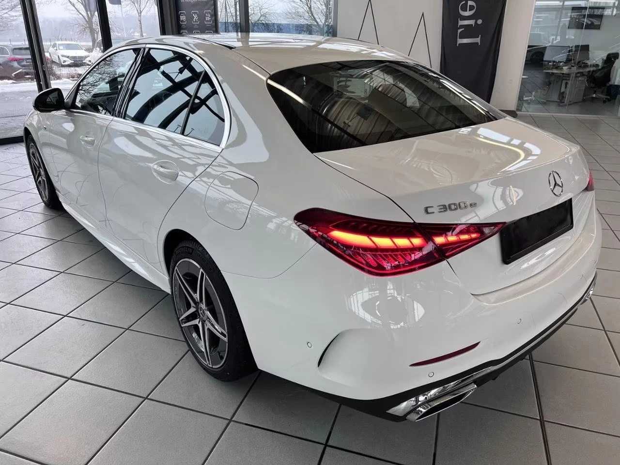 Mercedes-Benz C 300 e/ AMG/ PLUG-IN/ 360 CAMERA/ MEMORY/ LED/, снимка 3 - Автомобили и джипове - 53862307